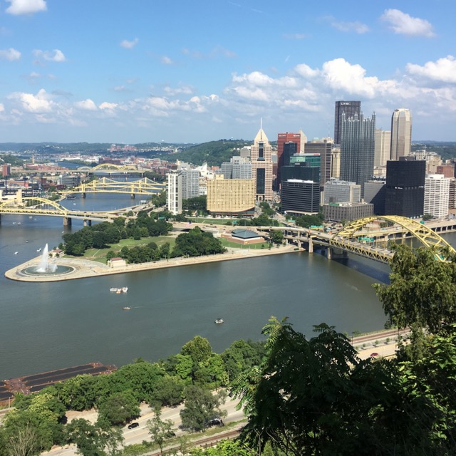 Photo of the Pittsburgh skyline and Point State Park